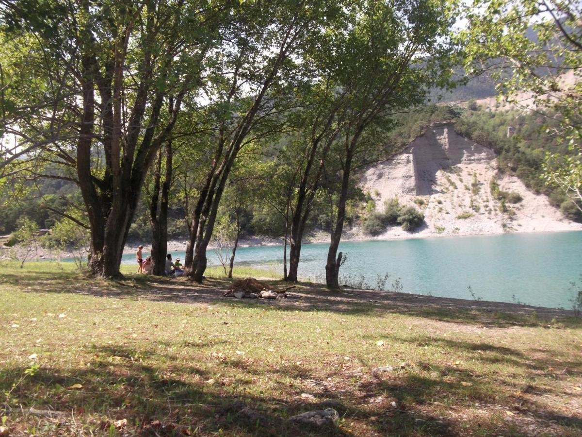 La Roulotte Du Mas Du Lac - Spa Et Detente Hotel Monestier-D'Ambel Luaran gambar